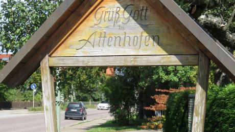 In dem sonst so beschaulichen Weißenhorner Ortsteil Attenhofen brodelt es dieser Zeiten. Ein geplantes Tiny House sorgt für Unmut bei den Anwohnern. Nun haben sich einige Stadträte hinter die Bürger gestellt. 	