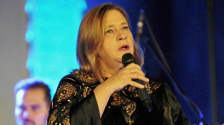 Kathy Kelly präsentierte in der Pauluskirche in Ulm bei einem Konzertabend ihr neues Album „Wer lacht überlebt“.  	