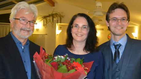 SPD-Fraktionschef Georg Schneider (links) beglückwünscht Maren Bachmann.  Rechts ihr Mann Bernd Bachmann, Vorsitzender des Ortsvereins.  	