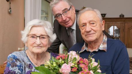 OB Gerold Noerenberg (Mitte) gratulierte Rosa und Günther Schmidt zum 60. Hochzeitstag.  	