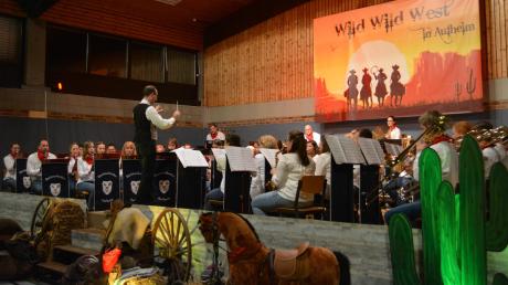 Schon optisch wurde das Publikum in der Bürgermeister-Jehle-Halle auf das Programm unter dem Titel „Wild Wild West in Aufheim“ eingestimmt.  	