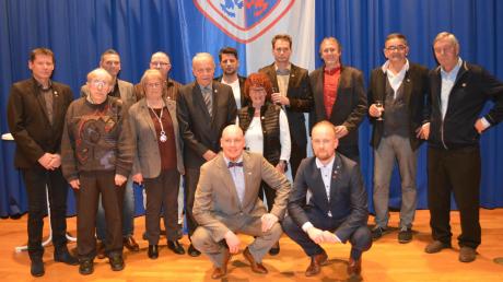 Der Fußballverein Ay ehrte bei seiner Jahresfeier in der Turn- und Festhalle Ay zahlreiche Mitglieder. 	