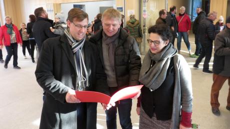Eine Wunschliste wurde an Bürgermeister Raphael Bögge und Architekt Marcus Wörtz von Maria Hörmann überreicht. 	