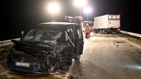 Ein Auto und ein Lastwagen sind am frühen Montagmorgen bei Lonsee zusammengestoßen.