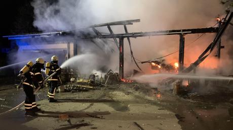 Ein Großbrand ist in der Nacht zum Montag in einem Blausteiner Stadtteil ausgebrochen. 	
