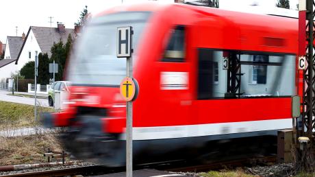 Ein 23-Jähriger hat sich in Wullenstetten auf die Gleise gestellt und so den Zugverkehr blockiert.