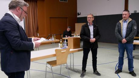 Holzheims neuer Bürgermeister Thomas Hartmann (links) vereidigt seine Stellvertreter Michael Kling (rechts) und Martin Pietschmann (Mitte).