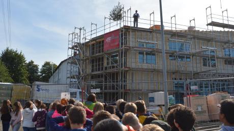 Das Bild zeigt die Aula der Grundschule Wullenstetten beim Richtfest vor gut neun Monaten. Mittlerweile ist das Gebäude fertig. 	