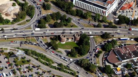 Der Blaubeurer Ring soll durch zwei Kreuzungen, die Brücke über dem Blaubeurer Tor durch einen Tunnel ersetzt werden. 