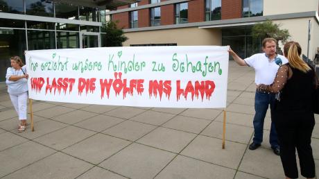 Der über die Liste der AfD in den Ulmer Gemeinderat gewählte Markus Mössle (rechts) demonstrierte. Früher war Mössle ein bekennender Neonazi. Heute gibt er sich geläutert. 