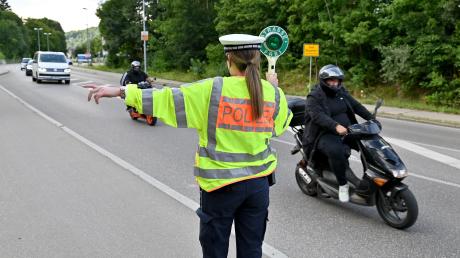 Die Polizei hielt am Sonntag mehrere Auto- und Motorradfahrer bei einer Verkehrskontrolle auf der B28 in Ulm an.  	