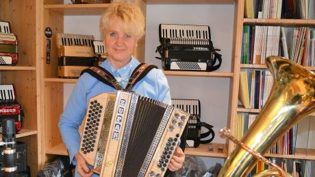 Karin Binder in ihrem Instrumentenstüble in Biberachzell. Vor allem das Akkordeon hat sie schon als kleines Mädchen gerne gespielt. Mittlerweile hat sie ihr eigenes Akkordeon für Kinder bauen lassen.  	