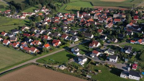 Etwa 370 Einwohner hat der Pfaffenhofer Ortsteil Biberberg. Die Straße trennt den alten Teil des Dorfes vom etwas neueren Wohngebiet – doch wirklich spürbar ist diese Grenze nicht. 