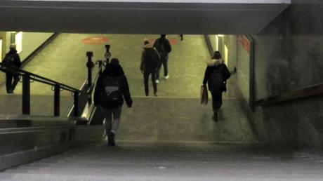 Eine der Engstellen am Ulmer Hauptbahnhof: Die dunkle, schmale und niedrige Unterführung.