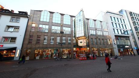 Ein Magnet der Ulmer Fußgängerzone ist weiter geöffnet: das Müller-Kaufhaus in der Hirschstraße. Das Unternehmen des Ulmer Milliardärs wehrte sich bereits im Frühjahr juristisch gegen eine Teilschließung – mit Erfolg.  	
