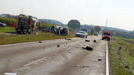 Auf der Staatsstraße 2029 zwischen Holzschwang und Hittistetten im Landkreis Neu-Ulm kam es am Samstag zu einem schweren Verkehrsunfall.