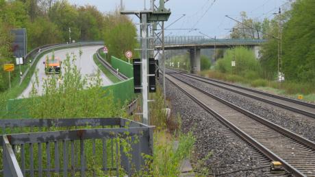 Eine der angedachten Varianten für eine Bahntrasse zwischen Ulm und Augsburg führt entlang der bestehenden Strecke durch Burlafingen. Ein Planungsfehler der Bahn sorgte für Ärger. 