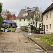 Spezialisten der Polizei sichern am Tatort in Illerkirchberg Spuren. Zwei Mädchen wurden attackiert, eine 14-Jährige starb später im Krankenhaus.