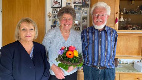Gerda und Wilhelm Schurr aus Pfuhl sind seit 60 Jahren verheiratet. Rosl Schäufele (links) gratulierte im Namen der Stadt. 