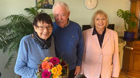 Ingeborg und Rolf Riegert aus Neu-Ulm haben ihren 60. Hochzeitstag gefeiert. Zu ihrer diamantenen Hochzeit gratulierte ihnen Rosl Schäufele in Vertretung von Oberbürgermeisterin Katrin Albsteiger. 