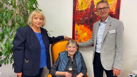Anna Schuler feierte ihren 100. Geburtstag: Zu den Gratulanten gehörten Rosl Schäufele als OB-Stellvertreterin sowie Martin Pietschmann, Dritter Bürgermeister der Gemeinde Holzheim. 