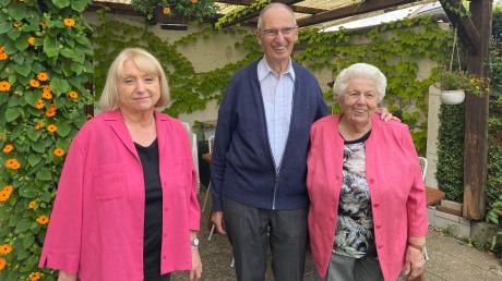 Barbara und Helmut Rösch aus Pfuhl sind seit 65 Jahren verheiratet. Rosl Schäufele (links) gratulierte dem Paar im Namen der Stadt Neu-Ulm. 
