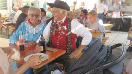 Die historische Trachtengruppe feierte am Sonntag das Erntedankfest in Burlafingen. Im Bild freuen sich Brigitte und Horst Müller über den gelungenen Tag bei schönstem Wetter. 