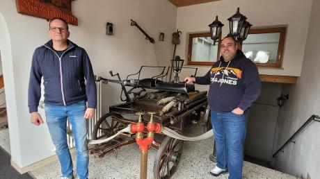 Die Freiwillige Feuerwehr Oberelchingen blickt auf eine 150-jährige Geschichte zurück. Kommandant Thomas Theinert (links) und Vereinsvorstand Tobias Koch zeigen den historischen Löschwagen der Wehr. 