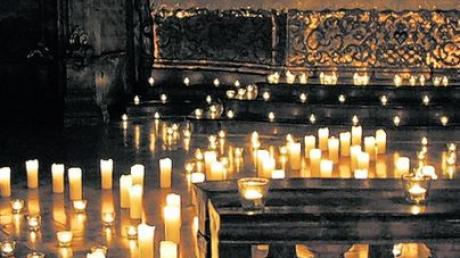 Die Roggenburger Klosterkirche wurde von vielen Kerzen erhellt. Foto: mde