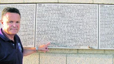 An der Erinnerungstafel für die gefallenen Soldaten der Schlacht um Stalingrad fand Kühner auch den Namen eines Freundes seines Vaters. 
