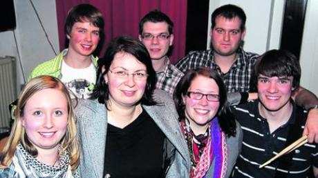 Die Konfirmandenband aus Ludwigsfeld ist glücklich darüber, dass es mit Simone Scheffels (Dritte von links) wieder eine Jugendreferentin gibt. Foto: Kuntze