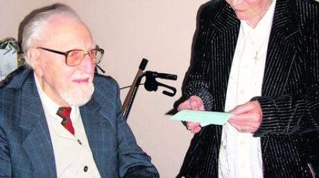 Max Weinhart, von 1946 bis 1947 Bürgermeister in Illertissen, nimmt Geburtstagsglückwünsche von Rose Tomici entgegen. Foto: zg