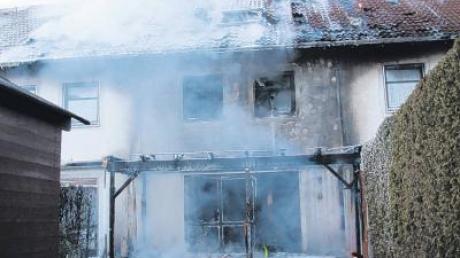 Auf der überdachten Terrasse dieses Hauses brach das Feuer aus. Die Flammen zerstörten es und griffen auch auf benachbarte Gebäude über.  