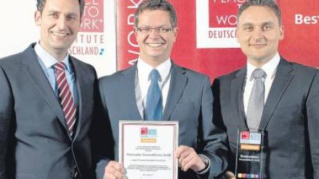 Die Geschäftsführer der Trenkwalder Personaldienste Darko Lalos, Michael Wieneke und Goran Lalos (von links) mit der Auszeichnung „Deutschlands Beste Arbeitgeber 2011“. 
