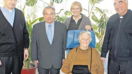 Zu ihrem 103. Geburtstag gratulierten Maria Lambacher (Mitte) Pfarrer Marek Pokorski, Bürgermeister Karl Seitle, Tochter Christel Rietze und Pfarrer Pero Ljubicic (von links). 