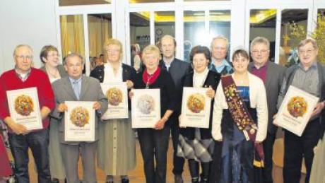 Mit Urkunden und Ehrennadeln wurden zahlreiche Mitglieder des Vereins der Gartenfreunde Karlshuld für ihre langjährige Mitgliedschaft von Vorsitzender Rosina Feigl (rechts), geehrt. 