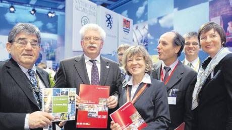 Auch Bayerns Wirtschaftsminister Martin Zeil (Zweiter von links) stattete dem Gemeinschaftsstand der Region auf der ITB in Berlin einen Besuch ab. Neben Zeil ITK-Geschäftsführerin Martina Benkel und IFG-Geschäftsführer Herbert Lorenz, die mit dem Verlauf der Tourismusmesse überaus zufrieden sind. 