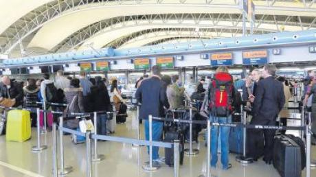 Die meisten Ausländer verlassen Japan aus Angst vor einer Katastrophe wie hier am Flughafen in Osaka. VW und Audi haben ihre Mitarbeiter bereits zurückgeholt. 