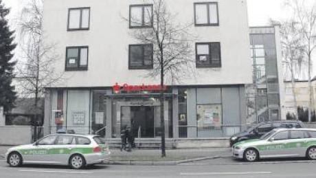 Diese Sparkassenfiliale an der Münchner Straße ist gestern gegen 11 Uhr überfallen worden. 