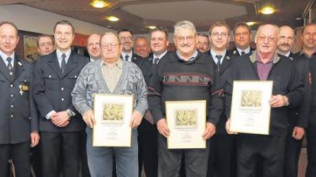 Für ihre langjährige aktive Dienstzeit und Mitgliedschaft im Feuerwehrverein wurden zahlreiche Mitglieder geehrt. Zu Ehrenmitgliedern wurden (von links) Erich Öxler, Adolf Meier und Werner Fleury (es fehlt Rudolf Link) ernannt. 