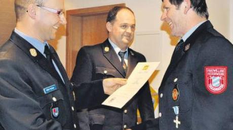 40 Jahre lang hält Johann Lechner (rechts) der Feuerwehr Trugenhofen-Kienberg bereits die Treue. Kreisbrandmeister Gerhard Pichler überreichte ihm dafür die Ehrenurkunde des Landkreises und das Ehrenabzeichen. Im Hintergrund 1. Vorsitzender Karl Schuster. 