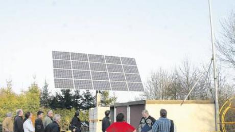 Die von Johann Omasreiter illegal errichtete Photovoltaikanlage sowie die Kleinwindkraftanlage müssen laut Landratsamt wieder abgebaut werden.