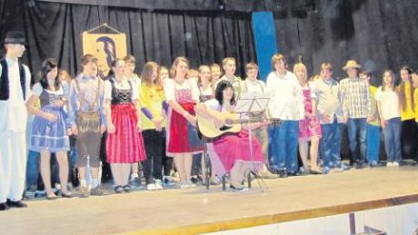 Gemeinsam sangen die Schüler aus Beska und Karlshuld, begleitet von Melanie Bullmann an der Gitarre, im Kulturhaus. 