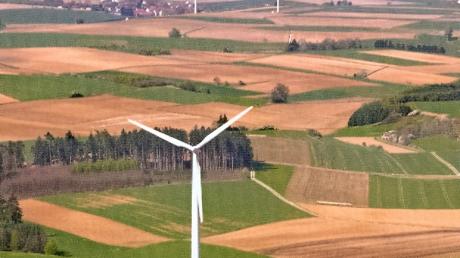 Drei Windräder stehen auf Burgheimer Flur bei Dezenacker (vorne) und Wengen/Eschling. Die Marktgemeinde ist damit eine von nur zwei Kommunen im Landkreis, die bislang auf Windenergie setzt.  