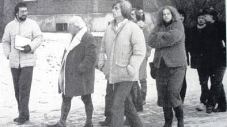 Christian Ströbele (vorne Mitte) 1987 auf Besuch im Neuburger Asylbewerberlager. Ganz links ist Lothar Klingenberg zu sehen.  