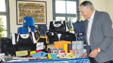 Bürgermeister Albin Kaufmann hat rund 60 Preise bei den örtlichen Händlern gesammelt, die heute unter die Leute gebracht werden sollen. 