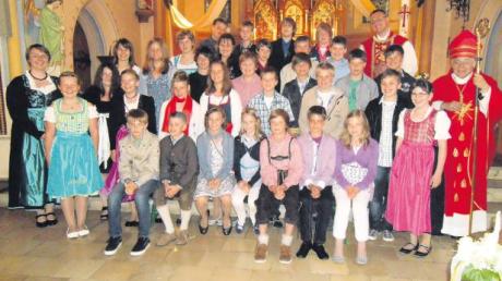 32 Mädchen und Buben wurde von Weihbischof Josef Grünwald in Ehekirchen das Sakrament der Firmung gespendet. 