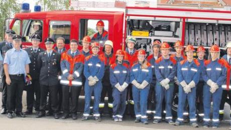Nach abgelegter Prüfung präsentierten sich die erfolgreichen Burgheimer Feuerwehrfrauen und -männer dem Fotografen.  