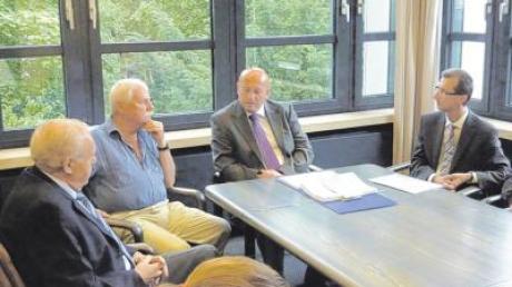 Krisengespräch mit der BI Wettstetten (von links): Gerhard Strecker und Dr. Reinhold Zerhaft, Landrat Anton Knapp und Franz Frankl. 