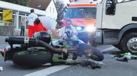 Alle Reanimationsversuche der Notärzte waren vergeblich: Der 29-jährige Motorradfahrer aus Ingolstadt starb gestern Abend noch an der Unfallstelle. 
